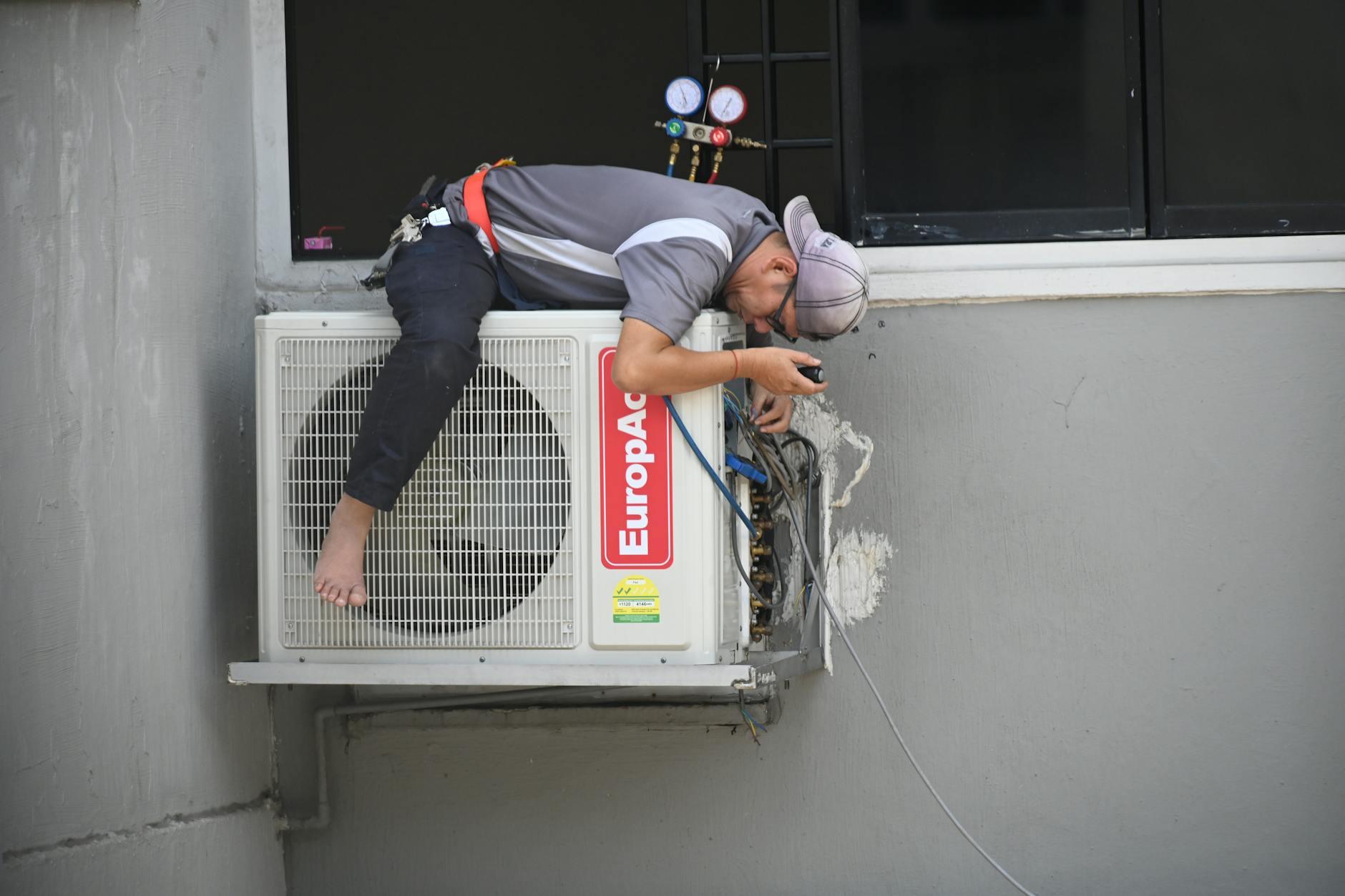 When to Call a Licensed HVAC Technician (and What to Observe First)
